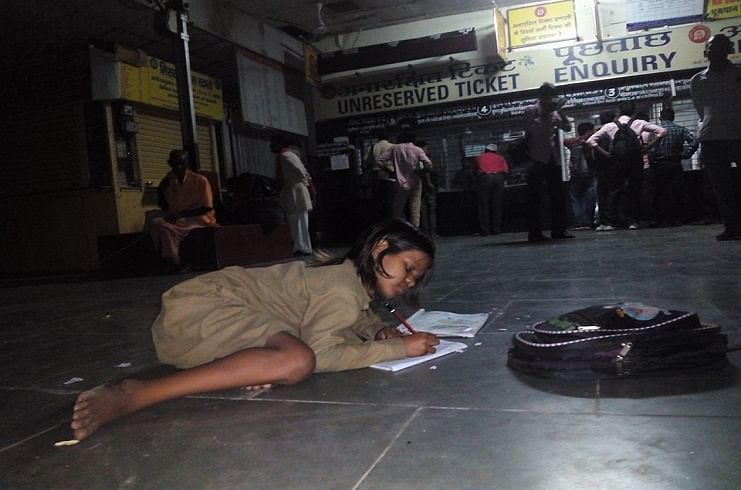 उरई की दिव्या अपना होमवर्क करने आती है रेलवे स्टेशन
